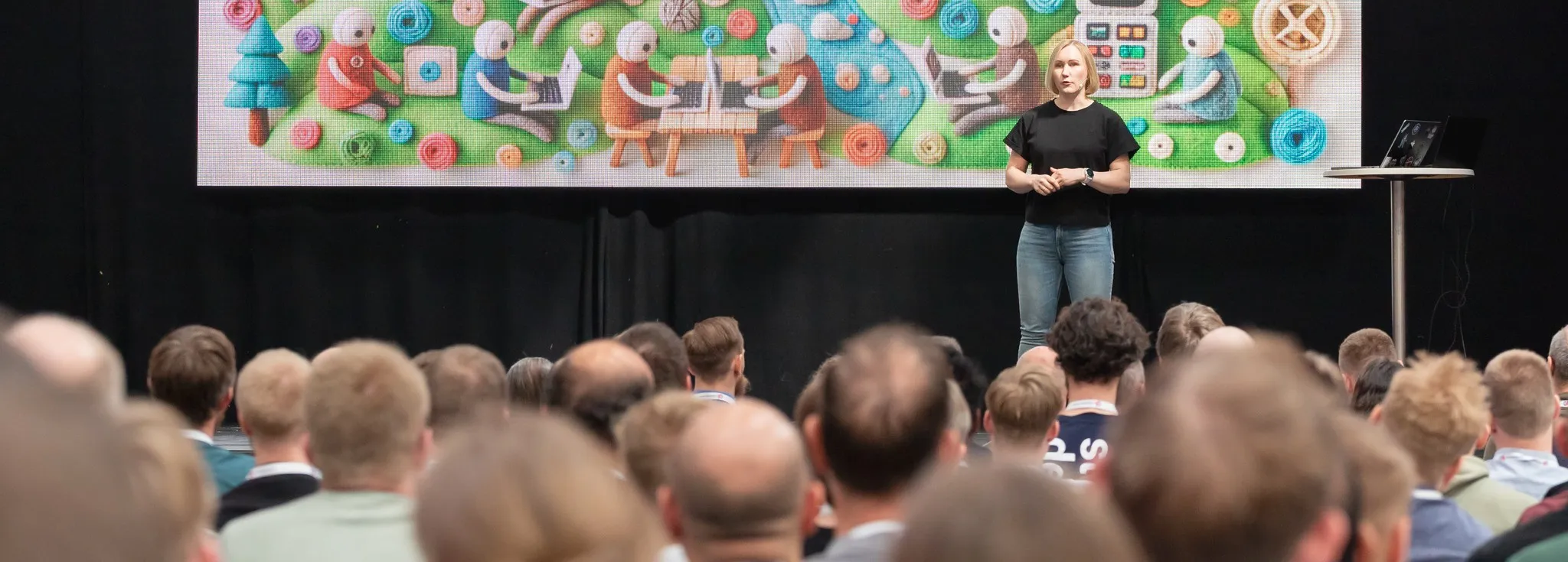 Jessica Andersson presenting to a full audience at DevOpsDays Aarhus